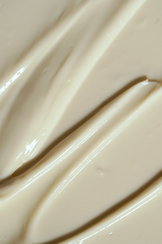 “Glow” Apple Stem Cell Crème is a silky, nutrient-charged daily moisturizer designed to transform dull, uneven skin into one that looks brighter, smoother, and more luminous. Powered by apple stem cells, gentle brighteners like arbutin and azelaic acid, and sea botanicals, it evens tone, hydrates deeply, and reveals a complexion that feels supple, calm, and radiant.
Apple stem cells help protect the skin’s renewal processes against oxidative stress.